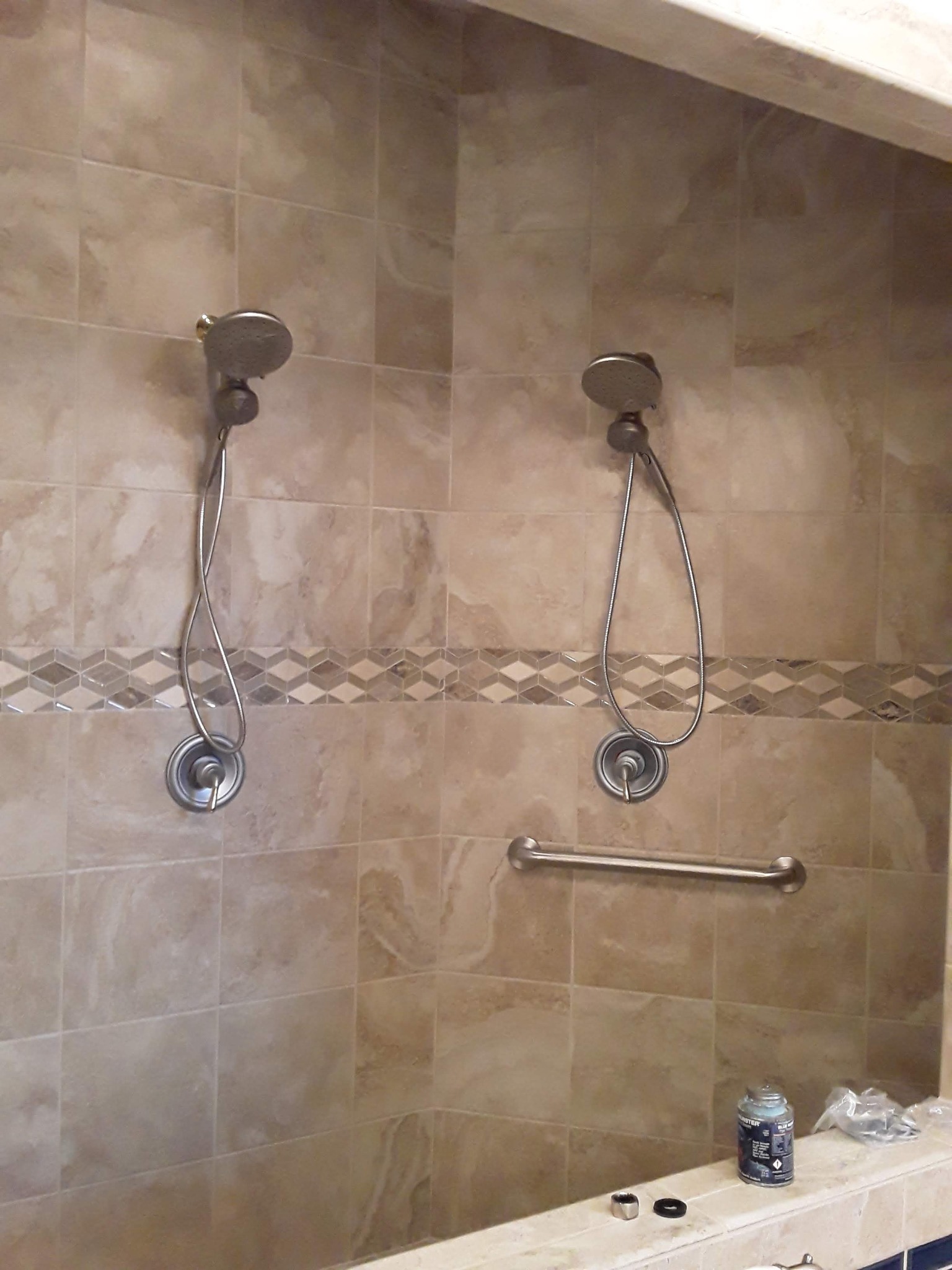 Dual shower installation